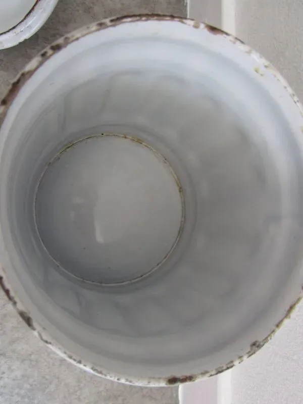 Illustration numéro 5 du produit Pot tôle émaillée vintage ''Sucre