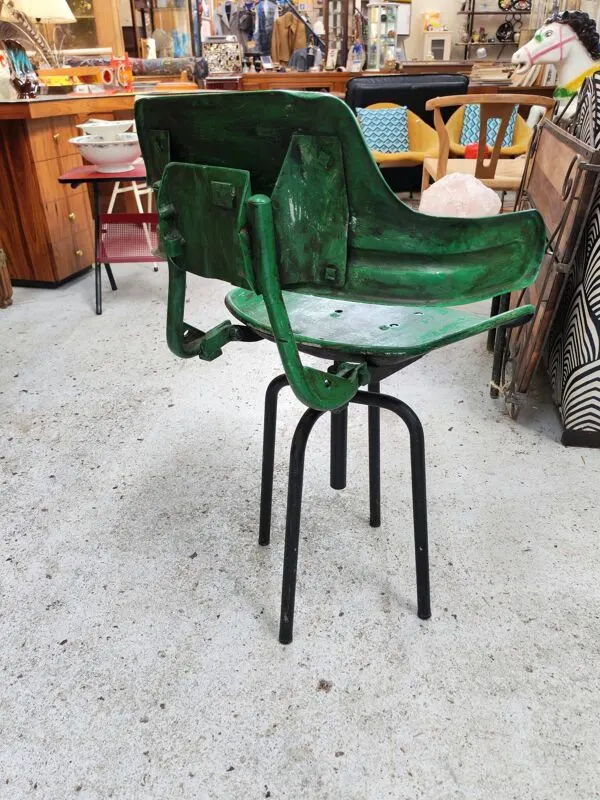 Illustration numéro 5 du produit Fauteuil d'atelier pivotant vintage en tôle emboutie verte à dossier rabatt