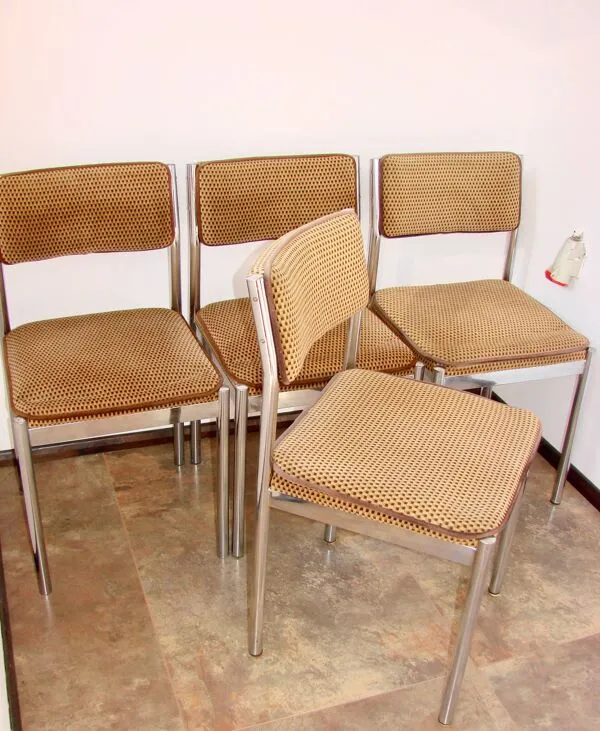 Illustration numéro 5 du produit Ensemble de 4 chaises des années 1970 – Chrome, tissu vintage