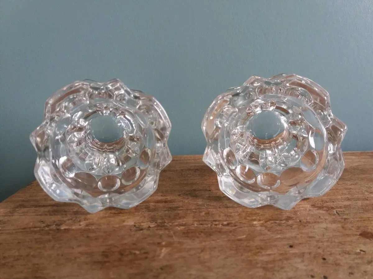 Illustration numéro 5 du produit Paire de bougeoirs en verre de Reims