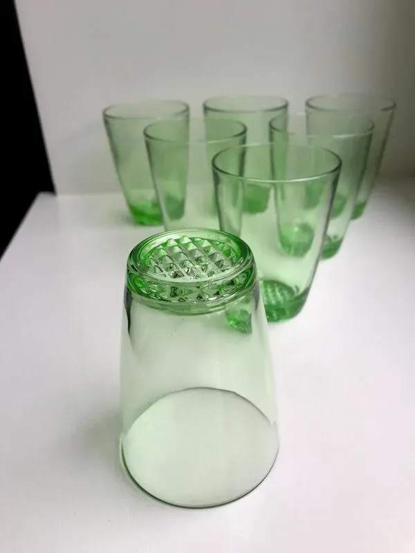 Illustration numéro 5 du produit Lot de 7 verres à eau made in france en verre vert années 70