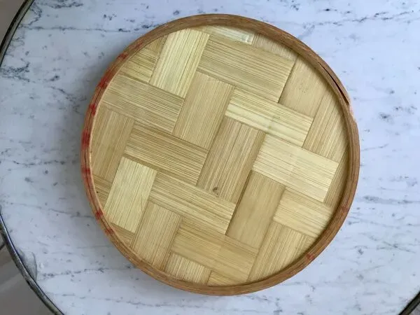 Illustration numéro 5 du produit plateau en rotin et papillon en taxydermie années 60-70