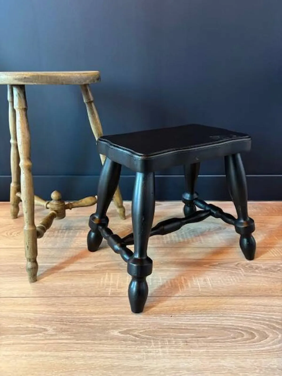 Illustration numéro 5 du produit Tabouret pieds compas ancien en bois noir