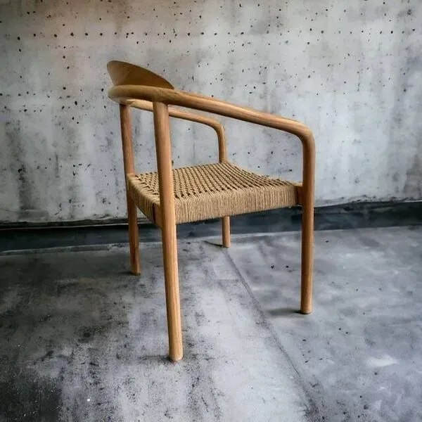 Illustration numéro 5 du produit Chaise en bois massif avec assise et accoudoirs tressés
