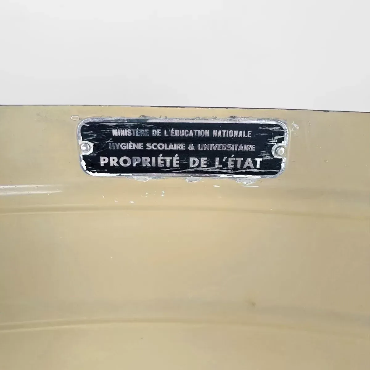 Illustration numéro 5 du produit Chaise d'infirmerie scolaire métal peint années 50