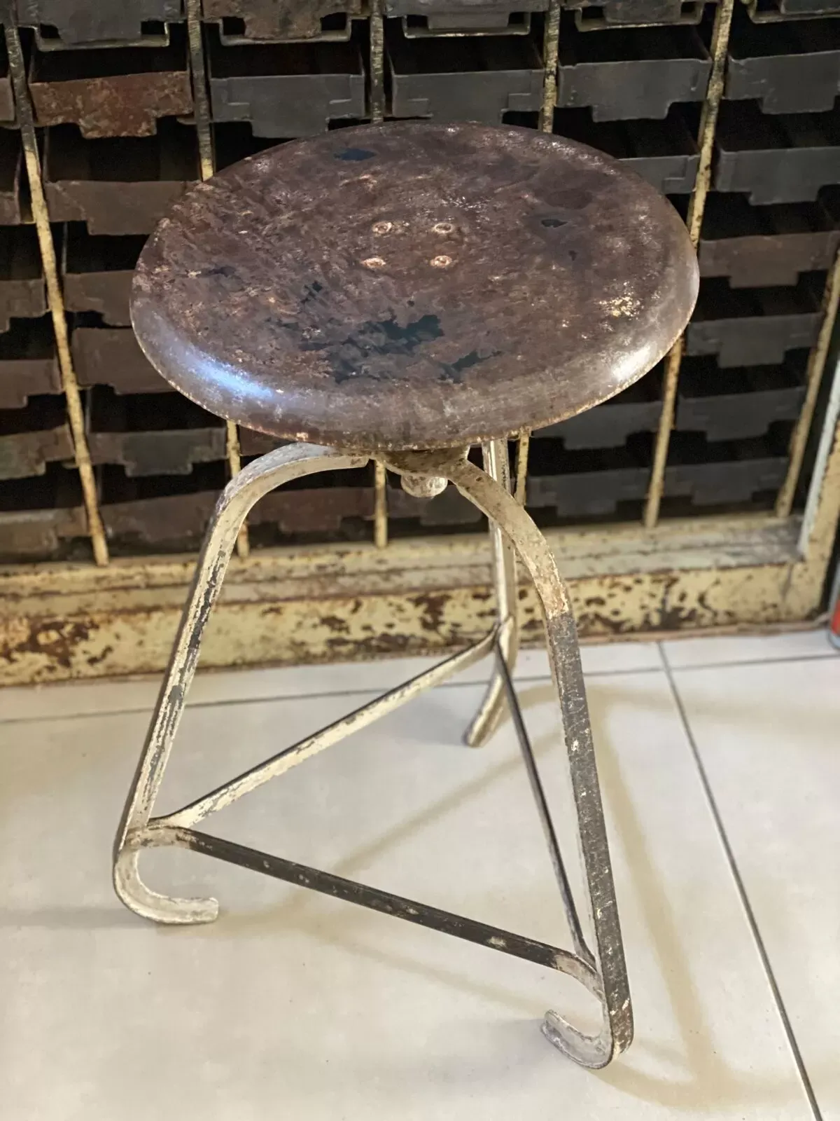 Illustration numéro 5 du produit Ancien tabouret d'atelier industriel