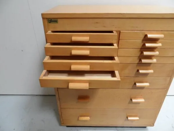 Illustration numéro 5 du produit Cabinet de classement vintage avec tiroirs