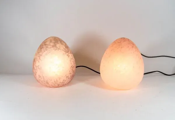 Illustration numéro 5 du produit Lampe à oeufs en verre violet clair millésime 80's