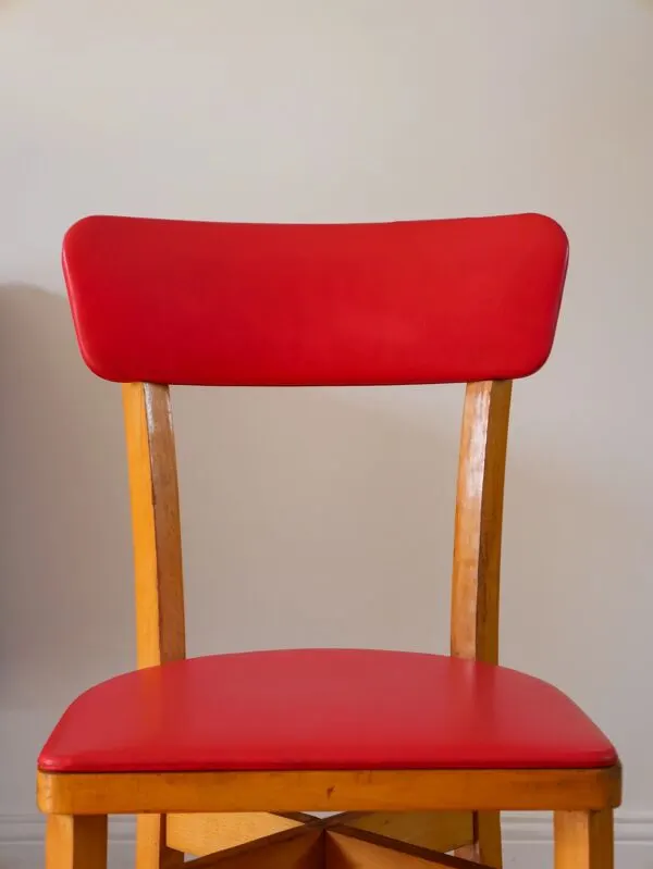Illustration numéro 5 du produit Chaise en bois blond et skaï rouge, 1950