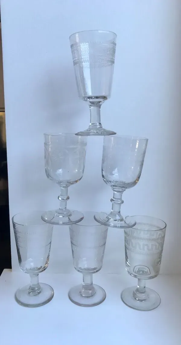 Illustration numéro 5 du produit Lot de 6 verres à vin dépareillés en cristal gravé années 30-40