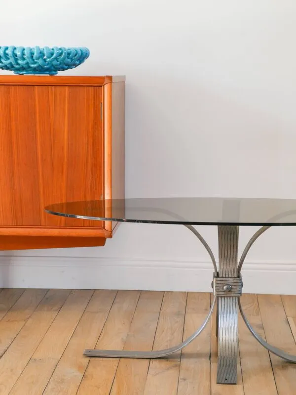 Illustration numéro 5 du produit Table basse ovale en verre fumé et acier brossé, 1968