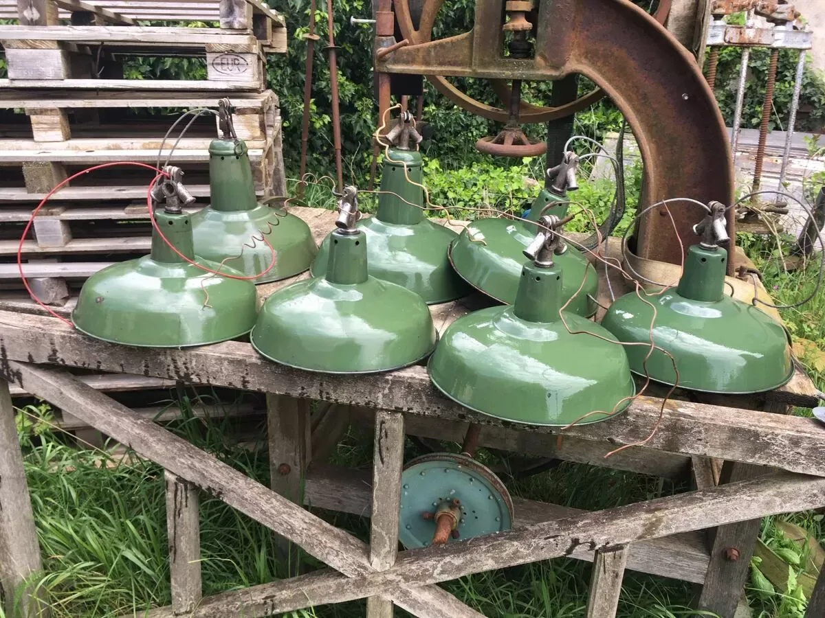 Illustration numéro 5 du produit Lot de 7 lampes industrielles verts en bon état, années 1970