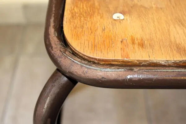 Illustration numéro 5 du produit Tabouret  vintage industriel d’école