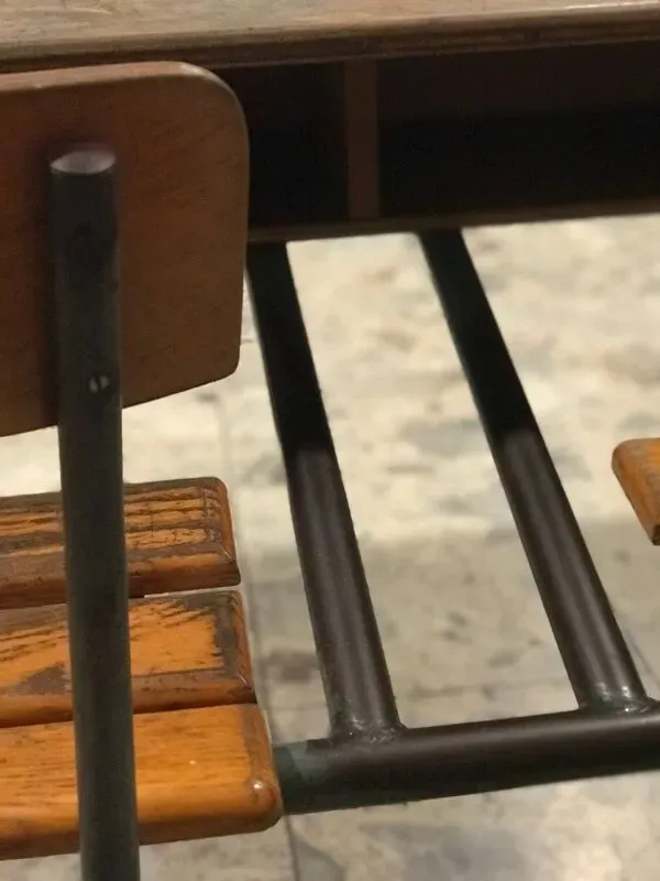 Illustration numéro 5 du produit Bureau d’écolier vintage double pupitre