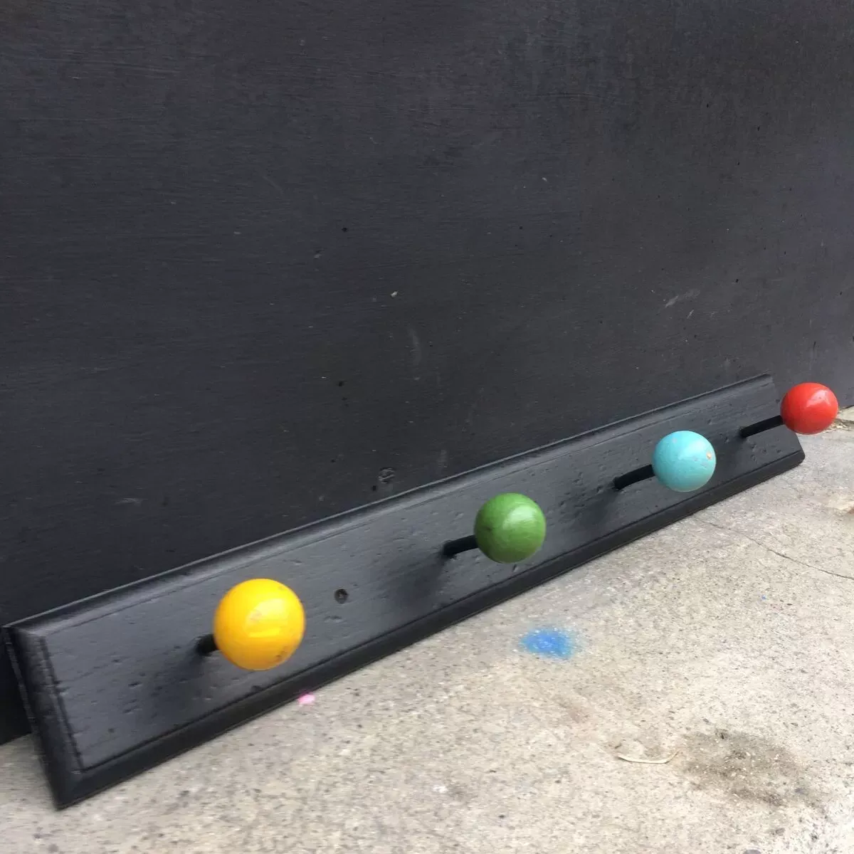 Illustration numéro 5 du produit Porte-manteau boules couleur