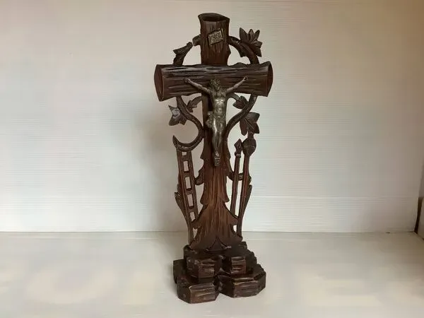 Illustration numéro 5 du produit Ancien crucifix style forêt noire