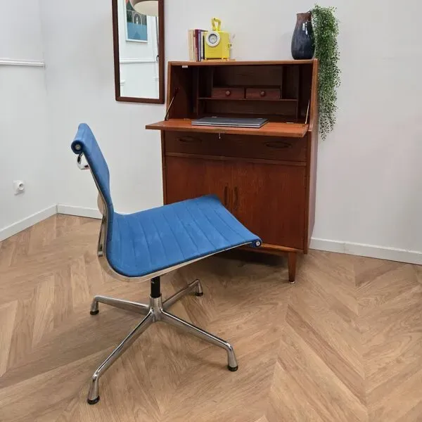 Illustration numéro 5 du produit Chaise de bureau Charles et Ray Eames
