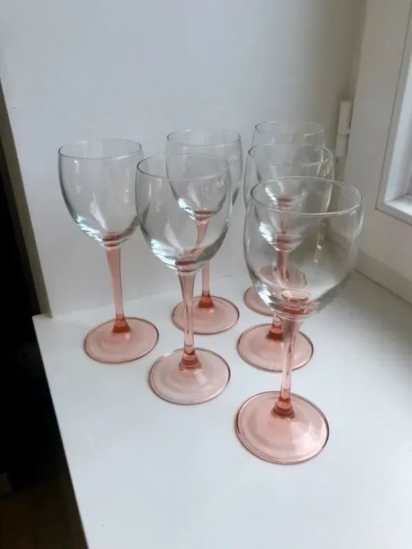 Illustration numéro 5 du produit Lot de 6 verres à vin à pieds rose années 70