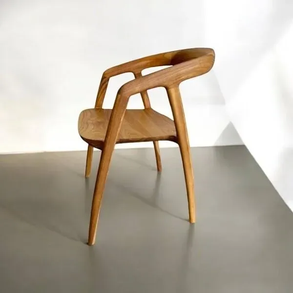 Illustration numéro 5 du produit Chaise en bois massif avec accoudoir