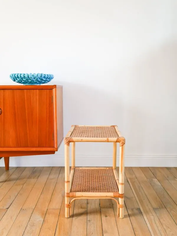 Illustration numéro 5 du produit Table de chevet en rotin et cannage, 1960