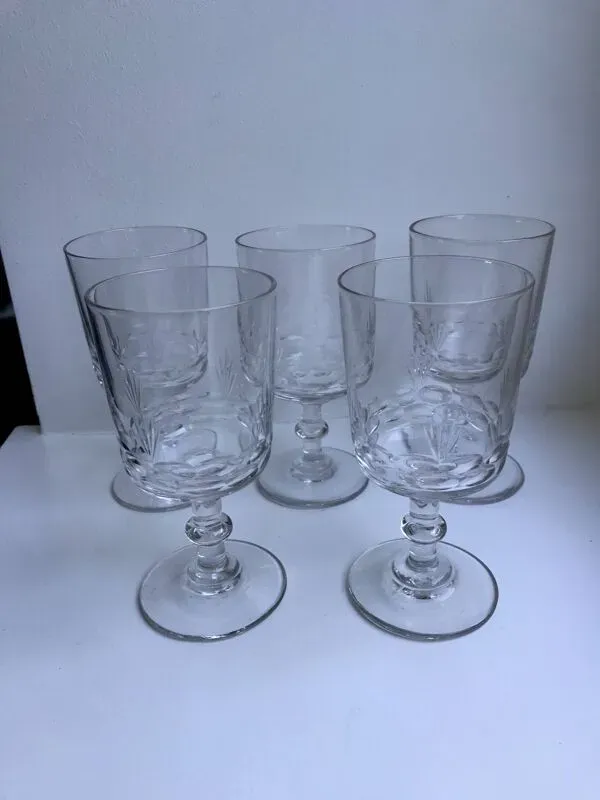 Illustration numéro 5 du produit Lot de 5 petits verres à vin en cristal gravé années 50-60