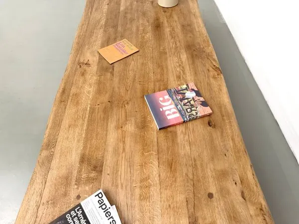 Illustration numéro 5 du produit Table basse XXL ovale en chêne massif, piètement cylindrique, années 50