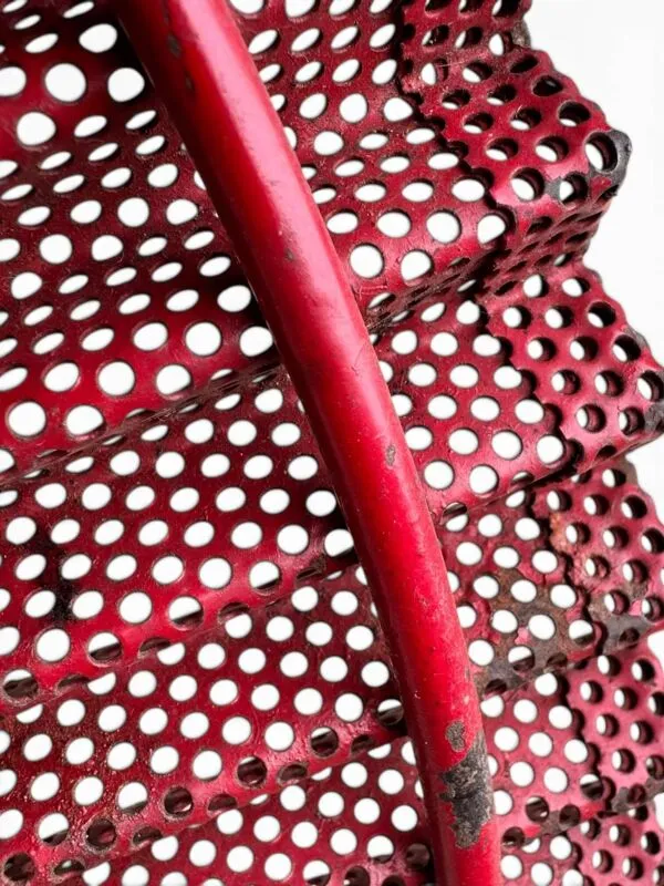 Illustration numéro 5 du produit Mathieu Matégot, coupe à fruits de 1953 en métal perforé laqué rouge