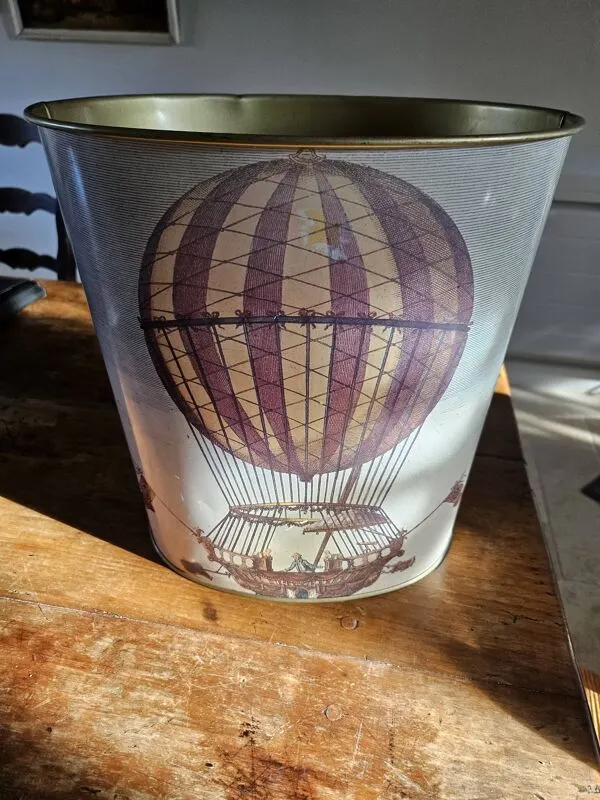 Illustration numéro 5 du produit Corbeille à papier vintage Massilly France – décor montgolfières, années 60