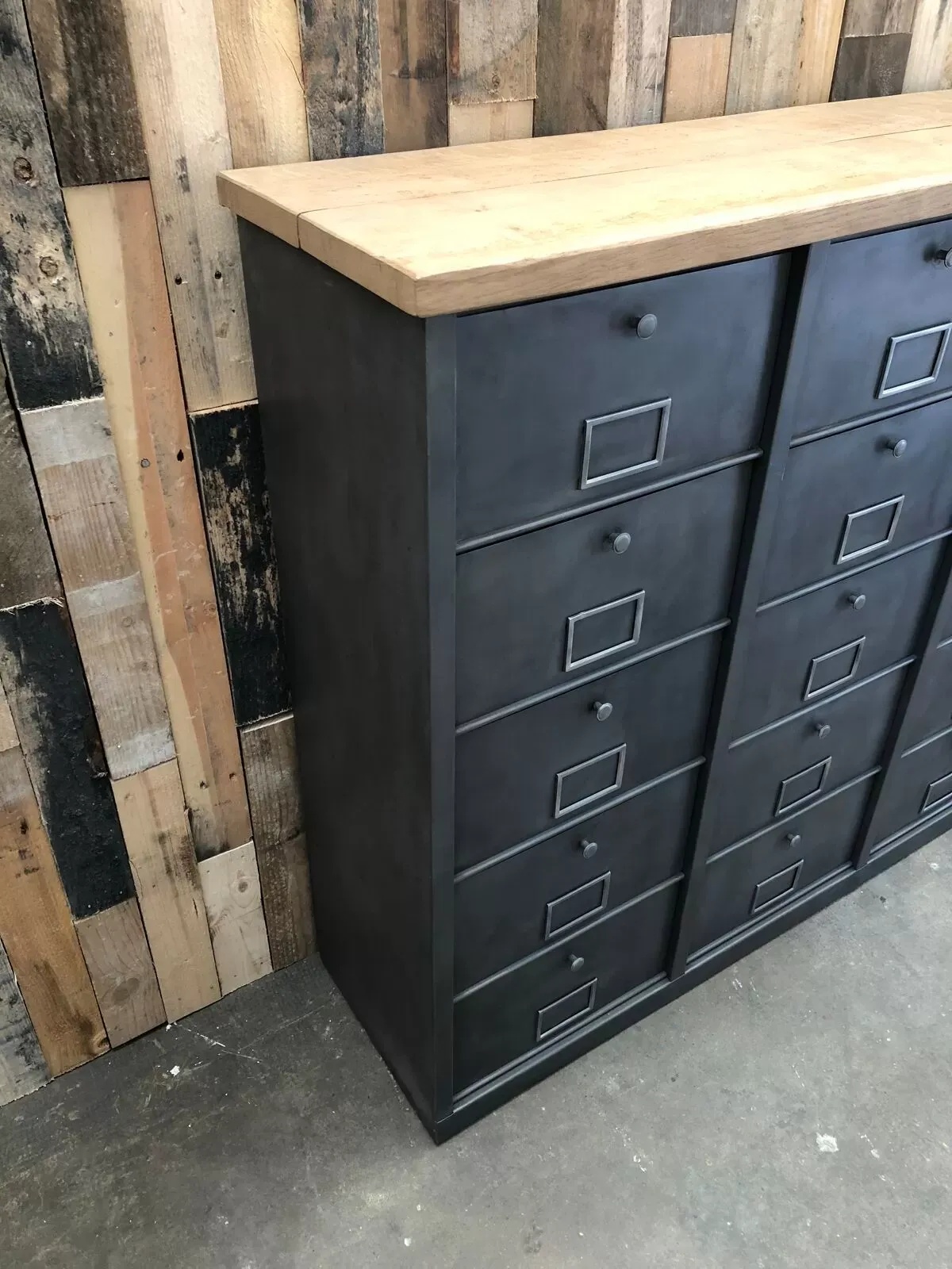 Illustration numéro 5 du produit Meuble de rangement industriel Vandex Ronéo 15 clapets bois métal