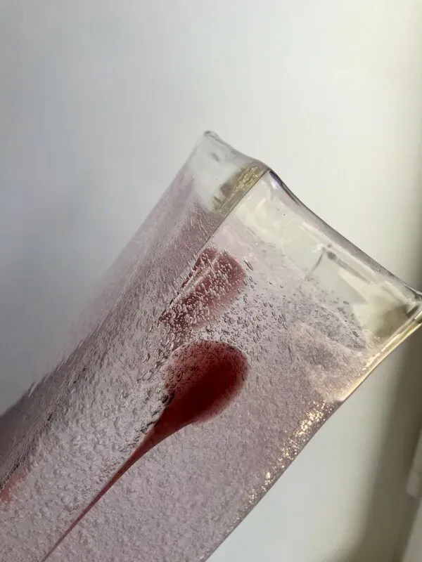 Illustration numéro 5 du produit vase en verre bullé soufflé rose et violet années 1960 1970