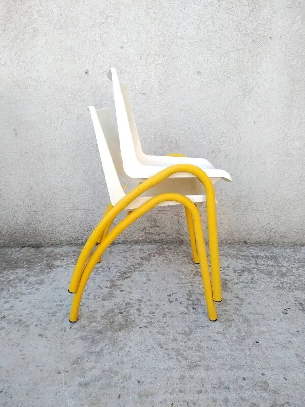 Illustration numéro 5 du produit Chaise d'école vintage