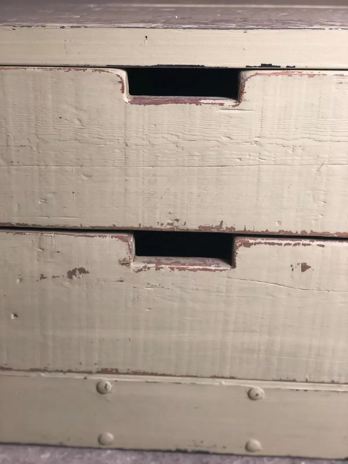 Illustration numéro 5 du produit Meuble de rangement table basse en bois et fer vert pastel patiné