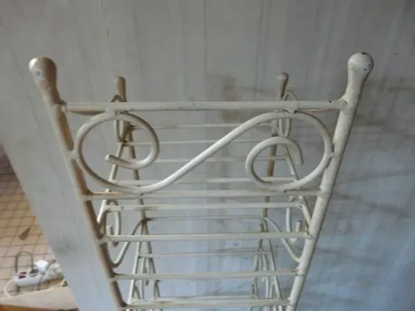 Illustration numéro 5 du produit étagère sur pied en tôle peinte boulangerie années 60