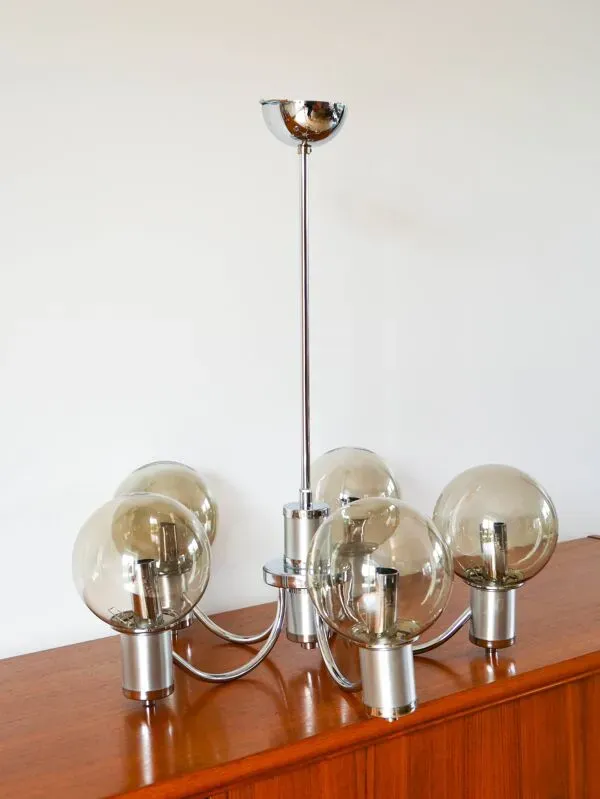 Illustration numéro 5 du produit Lustre cinq branches, en chrome et globes en verre fumé, Design, 1970