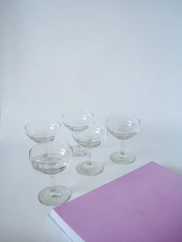 Illustration numéro 5 du produit Ensemble de 5 coupes à champagne en verre moulé 1950