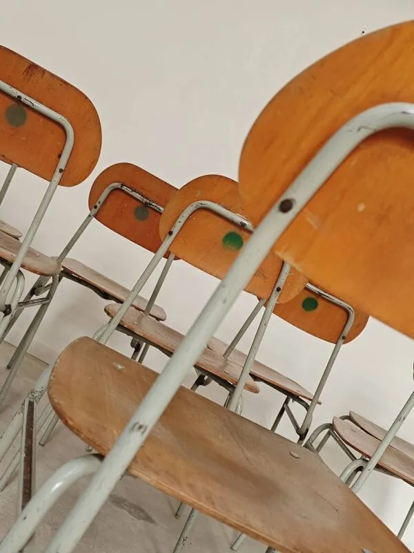 Illustration numéro 5 du produit Lot de 4 chaises d'école métal et bois Ex Tchécoslovaquie 1960