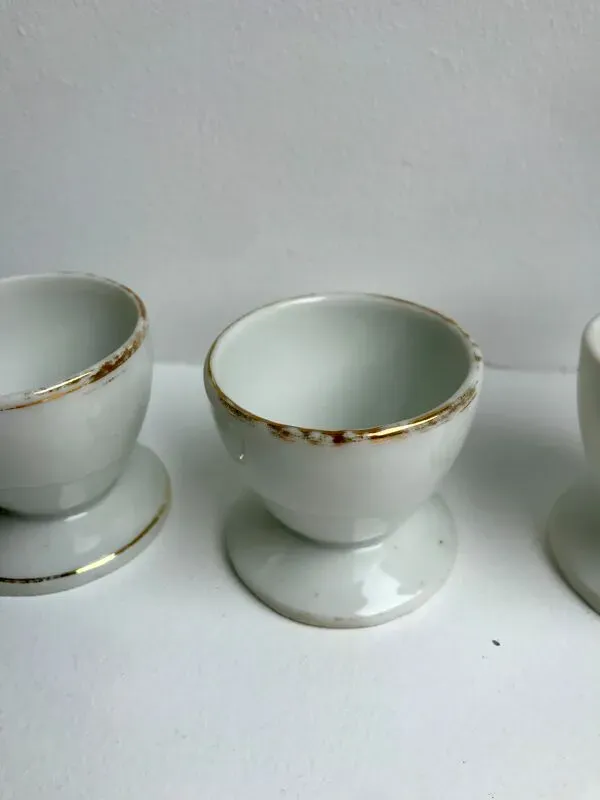 Illustration numéro 5 du produit Trio de coquetiers blancs liseré doré années 50