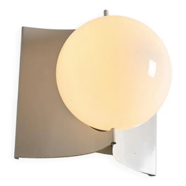 Illustration numéro 5 du produit Applique en verre opalin, circa 1970