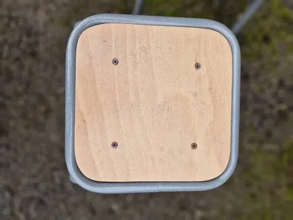 Illustration numéro 5 du produit 4 tabourets en bois et métal