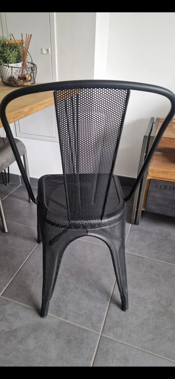 Illustration numéro 5 du produit Chaise Tolix véritable, tôle perforée noire, état neuf