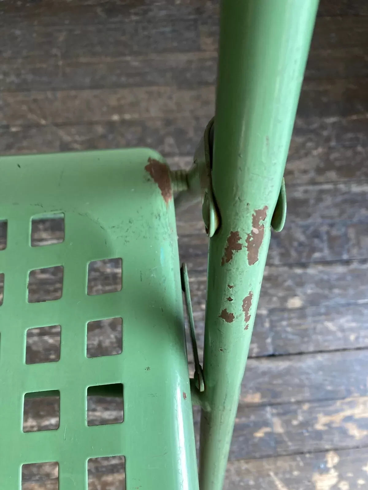 Illustration numéro 5 du produit Chaise de jardin en tôle perforée 1950