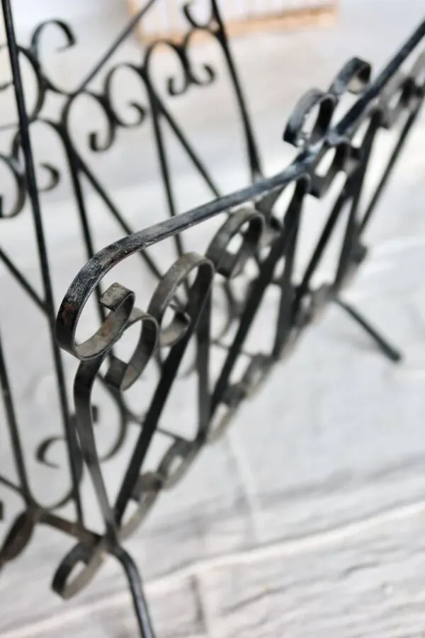 Illustration numéro 5 du produit Porte-revues vintage en métal noir à volutes