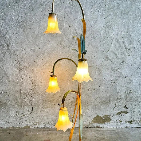 Illustration numéro 5 du produit Lampadaire floral élégant en tôle d'acier avec pendentifs en verre, milieu du siècle, France 1980