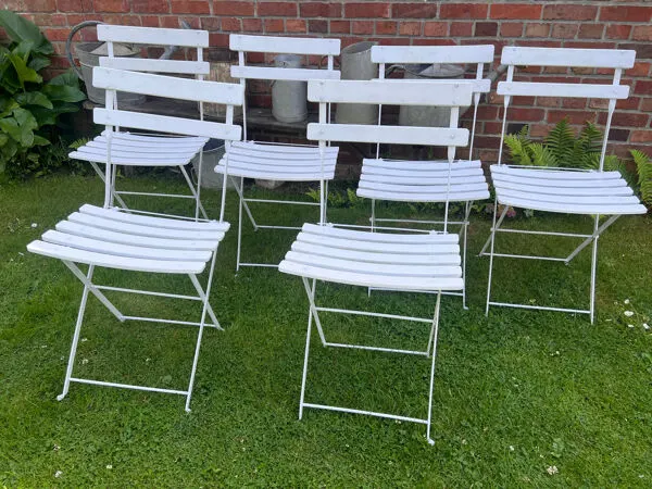 Illustration numéro 5 du produit Anciennes chaises de bistrot de terrasse