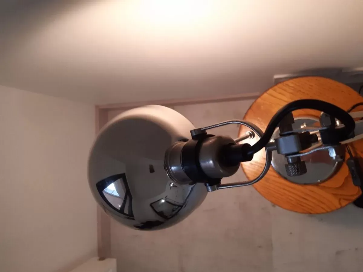 Illustration numéro 5 du produit Lampe design de bureau articulée de style industrielle