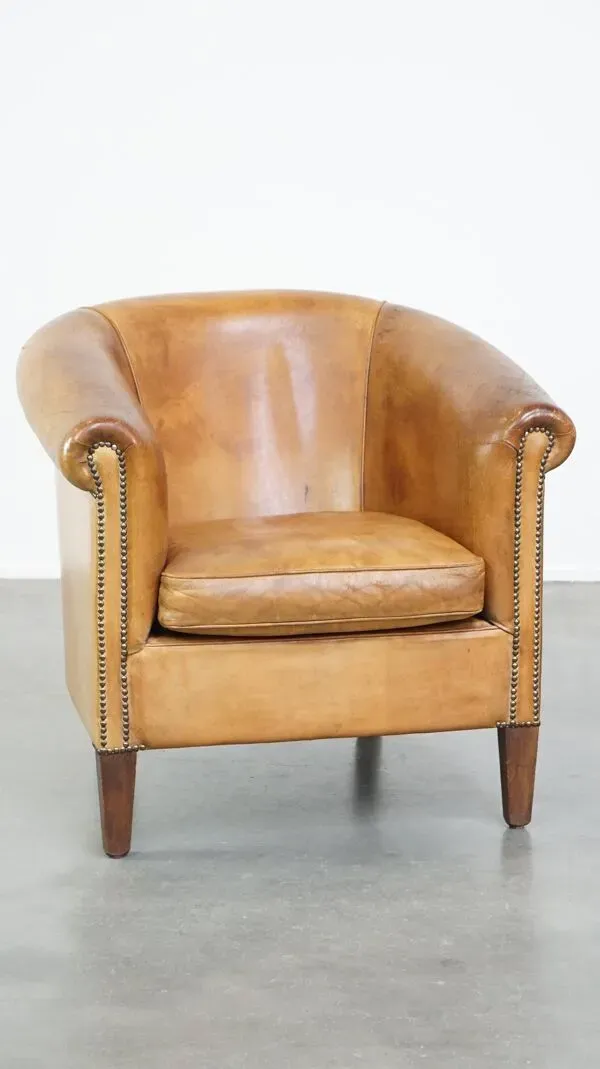 Illustration numéro 5 du produit Fauteuil en cuir de mouton et clous de tapissier