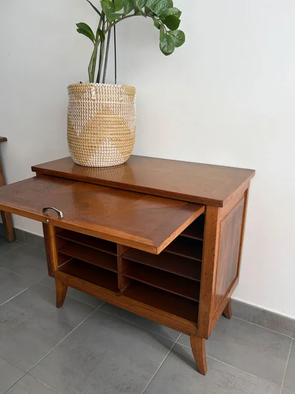 Illustration numéro 5 du produit Très beau buffet bas compartimenté vintage