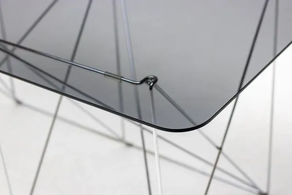 Illustration numéro 5 du produit Table de salle à manger pliante en verre fumé Max Sauze - Un chef-d'œuvre de design minimaliste
