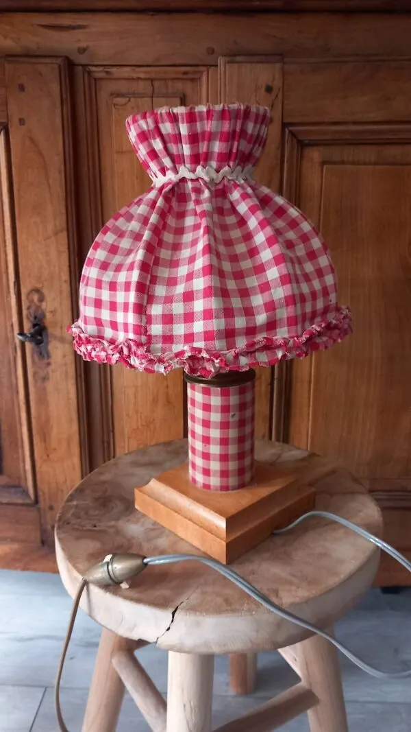 Illustration numéro 5 du produit Lampe à poser rustique abat- jour vichy cottagecore