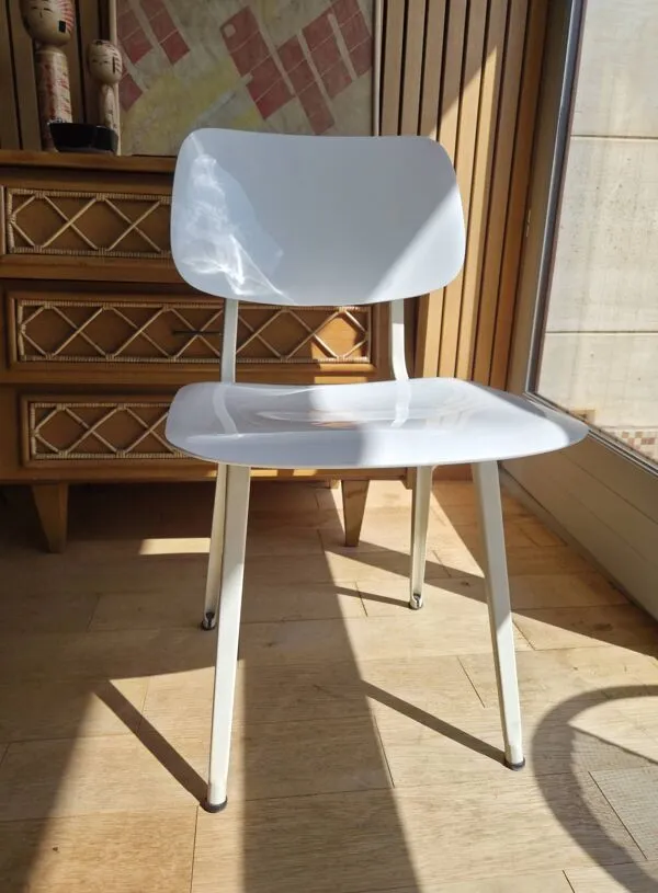 Illustration numéro 5 du produit Chaise Revolt Friso Kramer